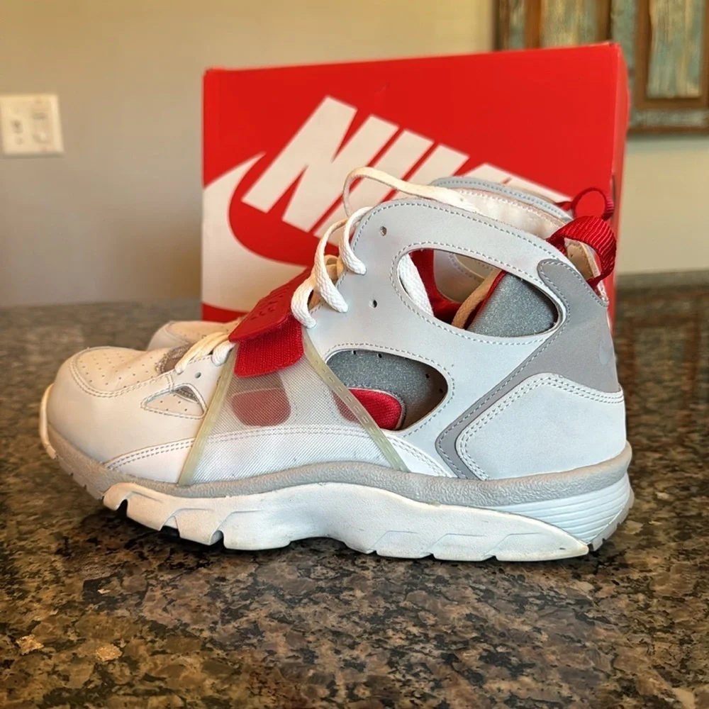 Nike trainer huarache White and Red Sneakers EUC 10.5